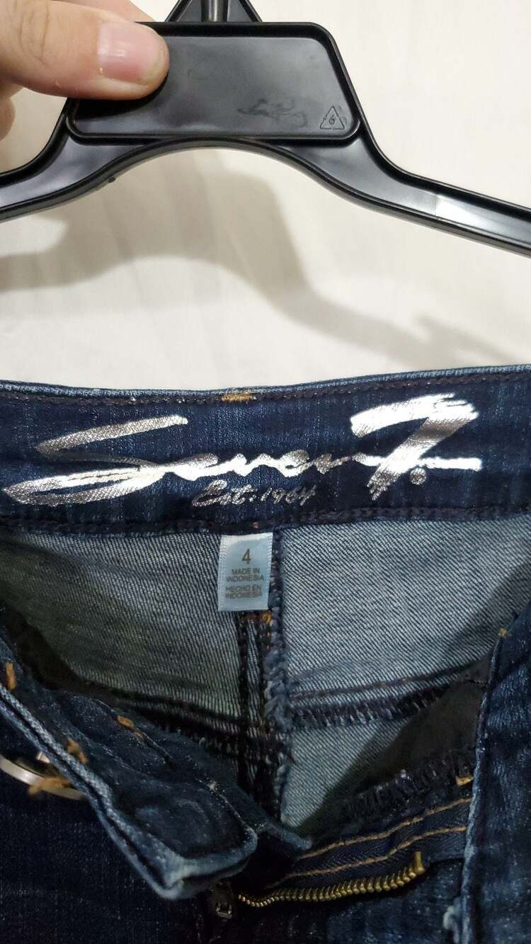 Seven7 Women's Dark Wash Denim Shorts with Embroidered Back Pockets Size 4 - Picture 4 of 5